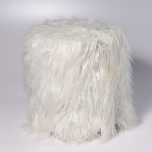 Banco puff 30 x 35 cm patas de madera pelo largo blanco.