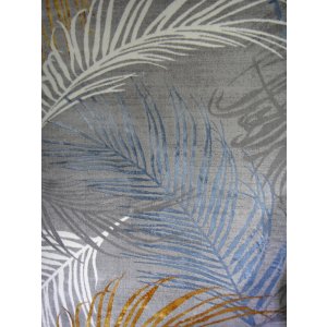 Carpeta 160 x 230cm gris con hojas celeste, beige y natural.