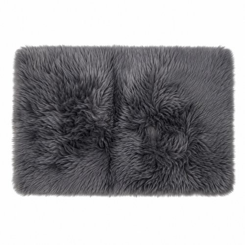 Alfombra estilo peluche gris .