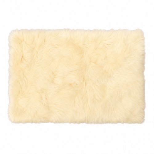 Alfombra estilo peluche natural.